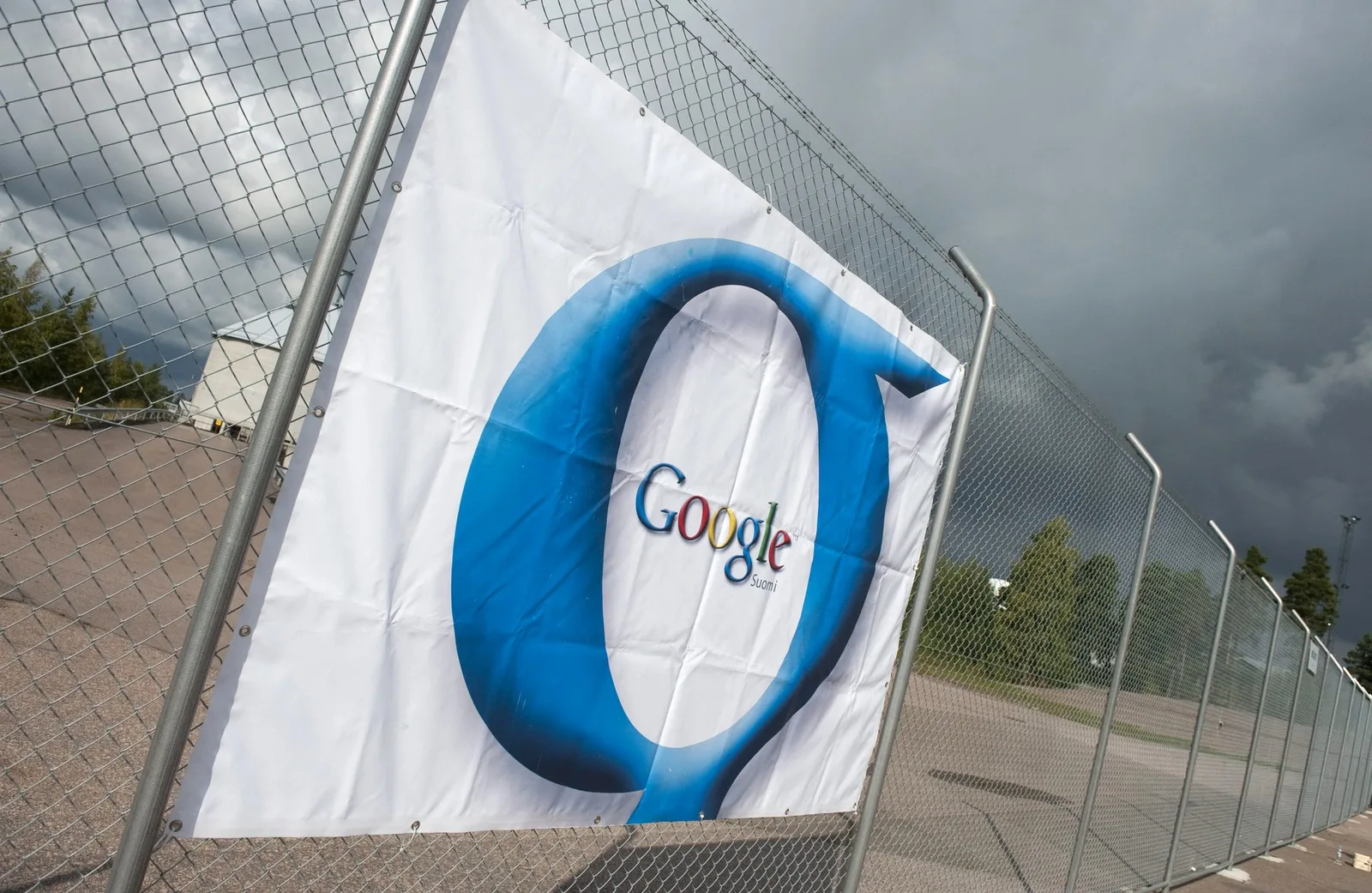 Banner Google pe un șantier în Finlanda, cu cer înnorat.