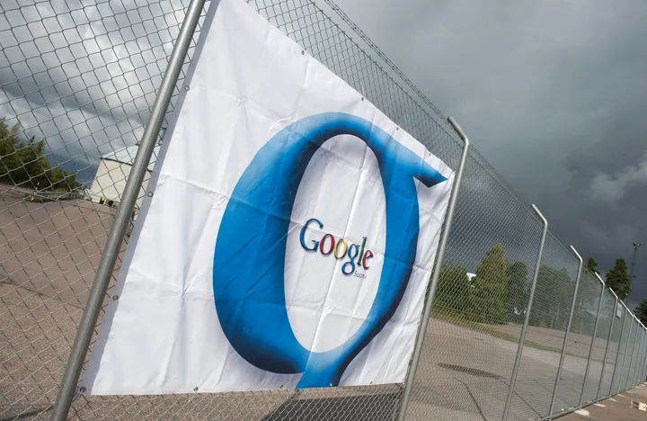 Banner Google pe un șantier în Finlanda, cu cer înnorat.