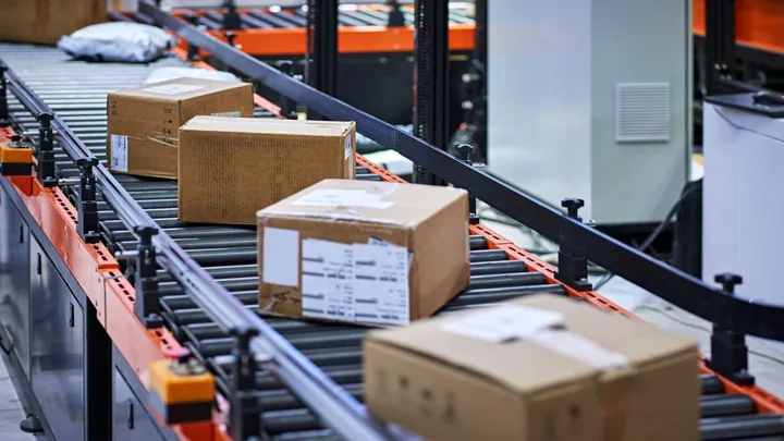 Colete pe un conveior, simbolizând provocările logistice ale Shein.