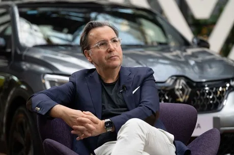 Arnaud Belloni, fost director de marketing la Renault, discutând despre strategii auto.
