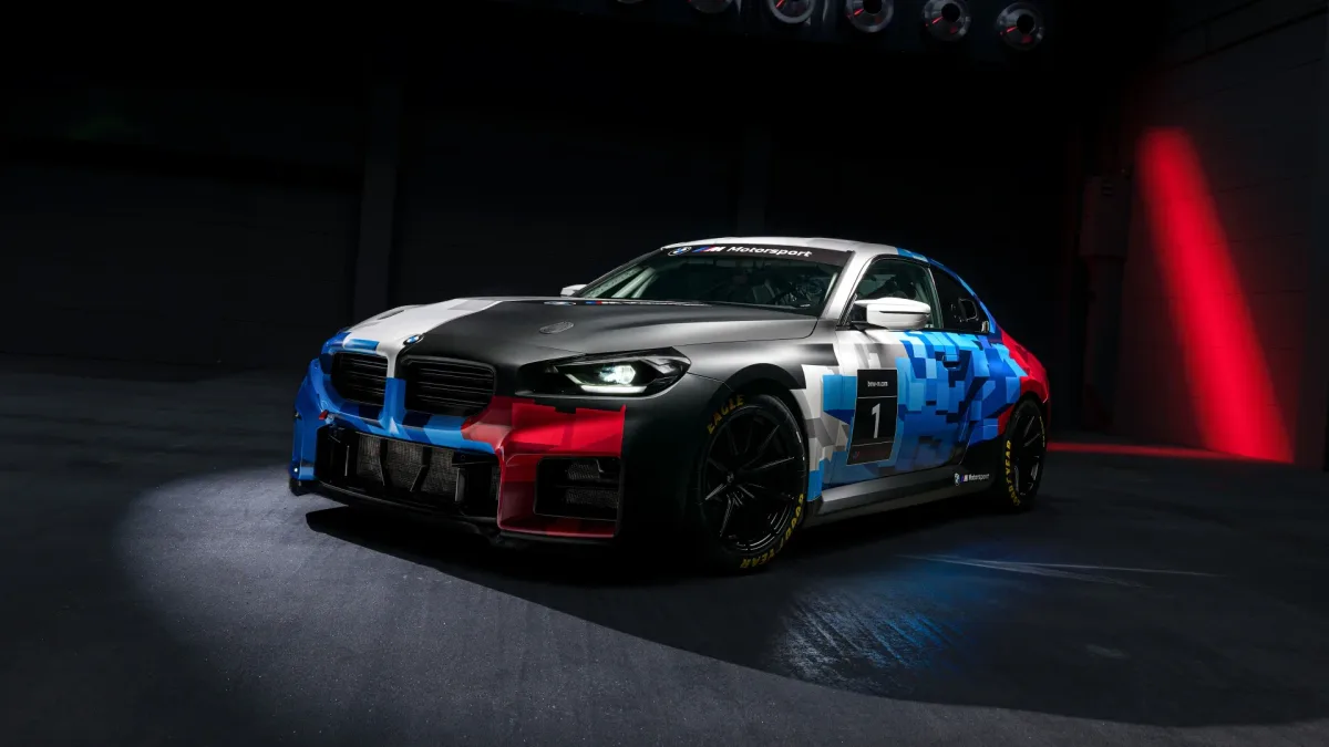 BMW M cu design modern și culori vibrante pe circuit.