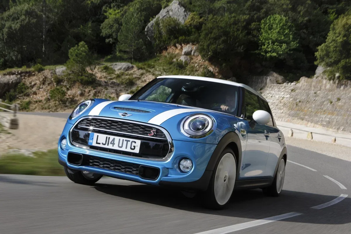Mini Cooper S pe drum, evidențiind stilul său distinctiv.
