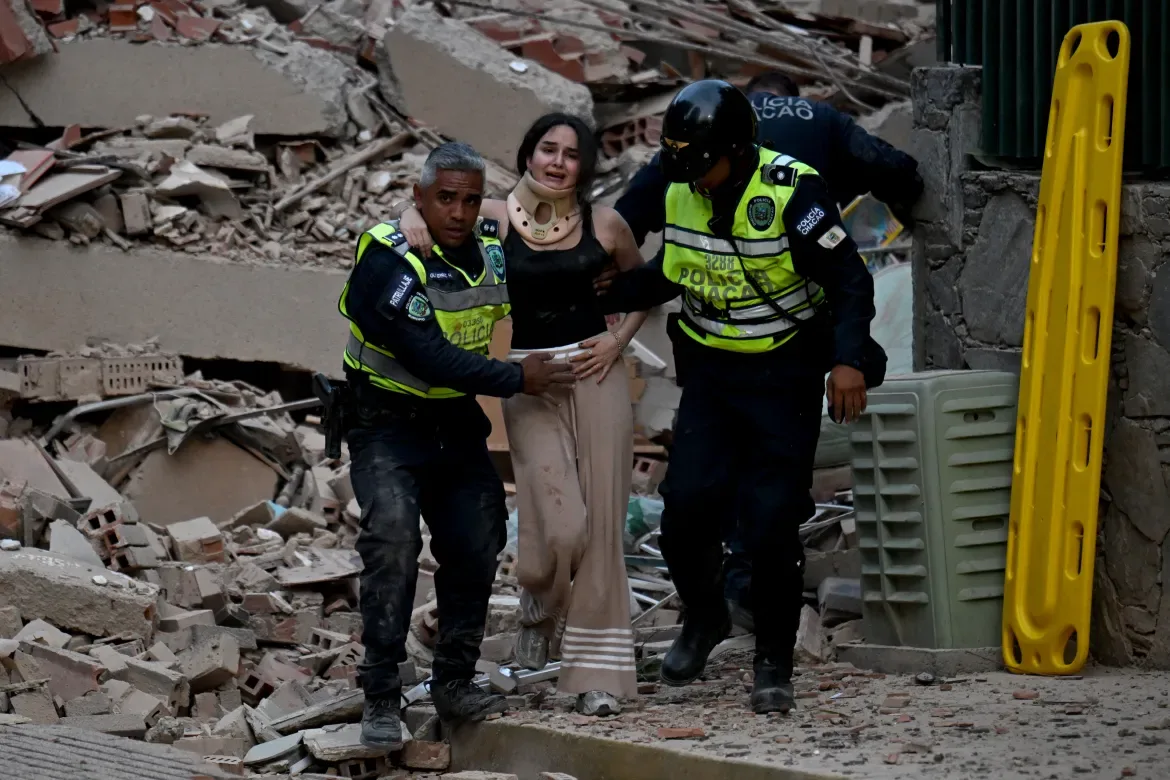 Echipe de salvare ajută o victimă după cutremurele devastatoare din Venezuela.