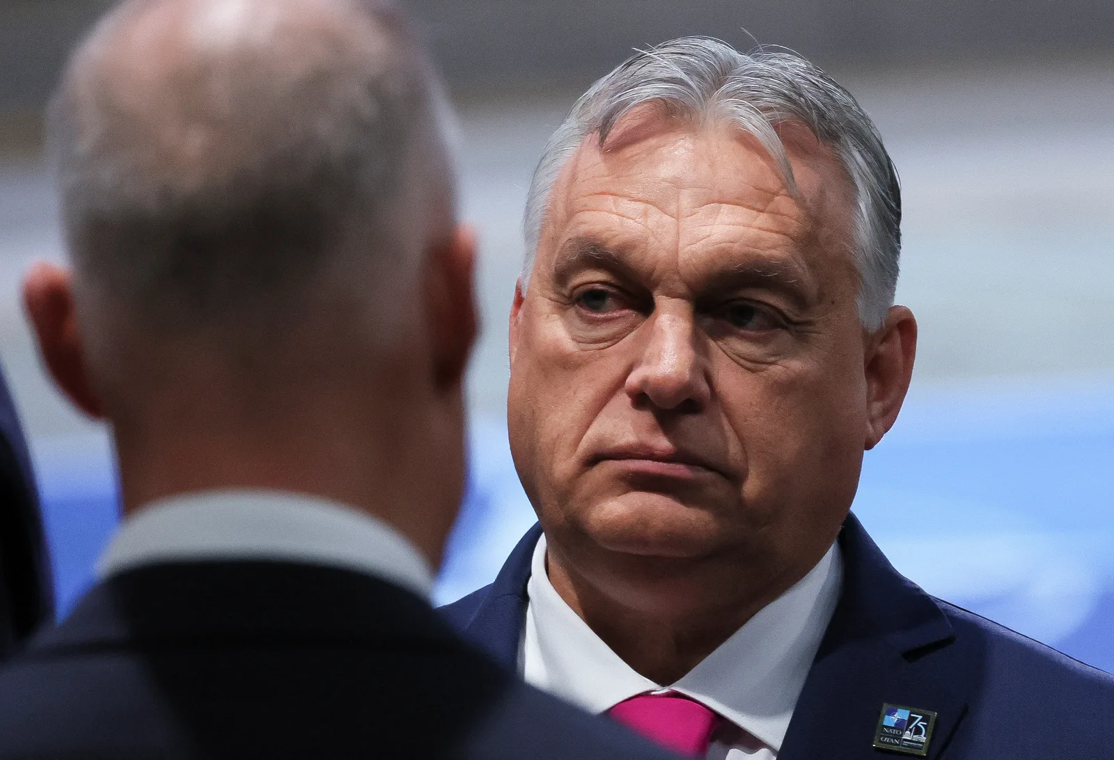 Viktor Orban în timpul unei întâlniri oficiale, cu o expresie serioasă.