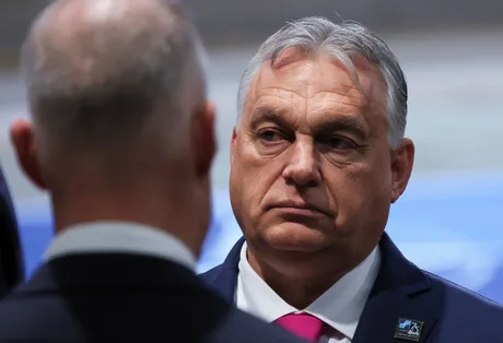 Viktor Orban în timpul unei întâlniri oficiale, cu o expresie serioasă.