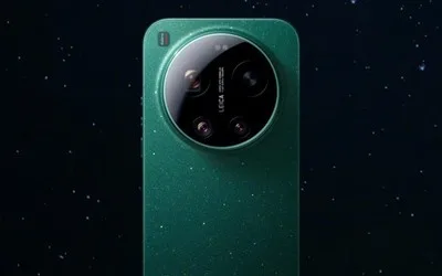 Smartphone cu design modern și cameră avansată, pe fundal stelar.