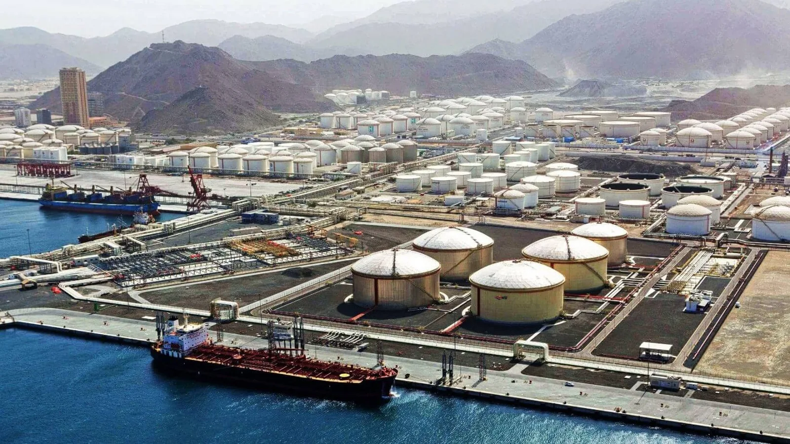 Atac cu drone asupra portului Fujairah, afectând infrastructura energetică regională.