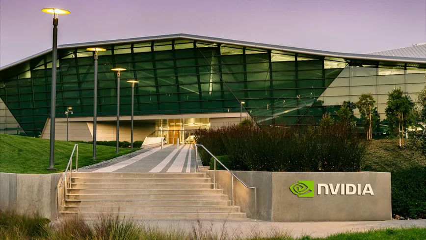 Clădire modernă cu logo Nvidia, simbol al tehnologiei avansate.