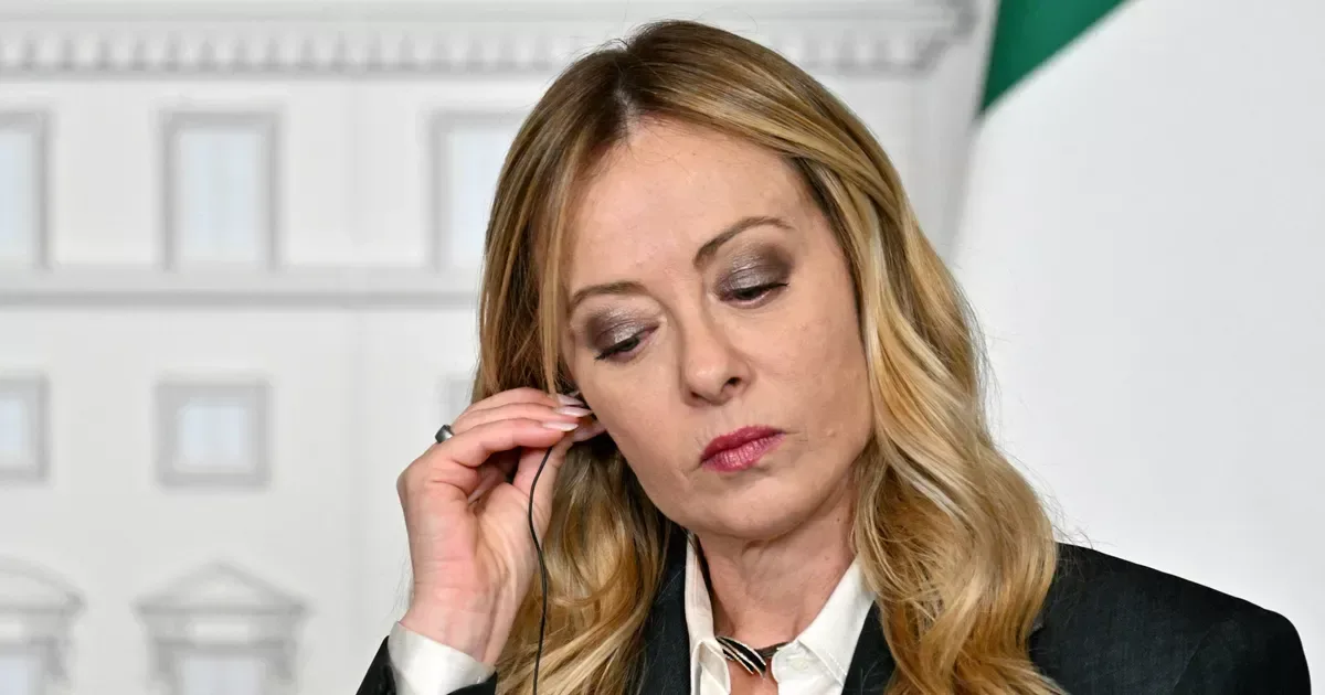Giorgia Meloni reflectând asupra criticilor primite de la Donald Trump.