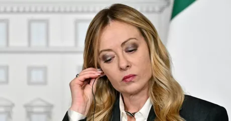 Giorgia Meloni reflectând asupra criticilor primite de la Donald Trump.