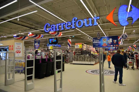 Magazin Carrefour din România, cu clienți și produse diverse.