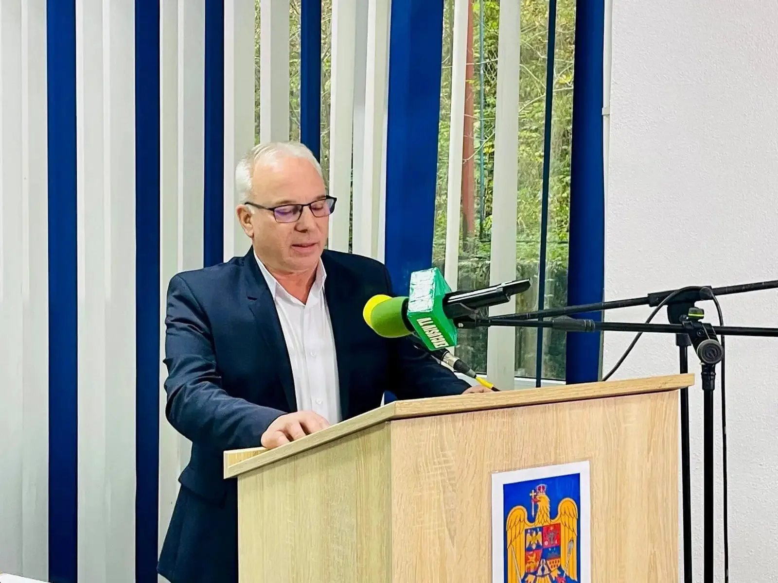 Primarul din Slănic Moldova, Benone Moraru, la o conferință de presă.