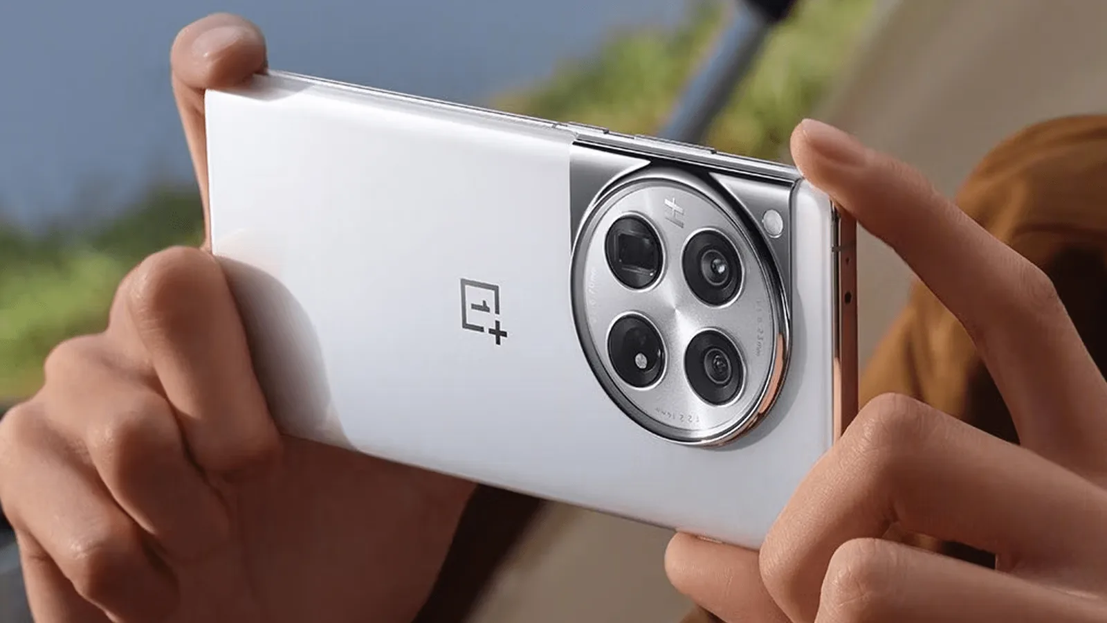 Un smartphone OnePlus cu un design elegant, prezentat în mâna unei persoane.