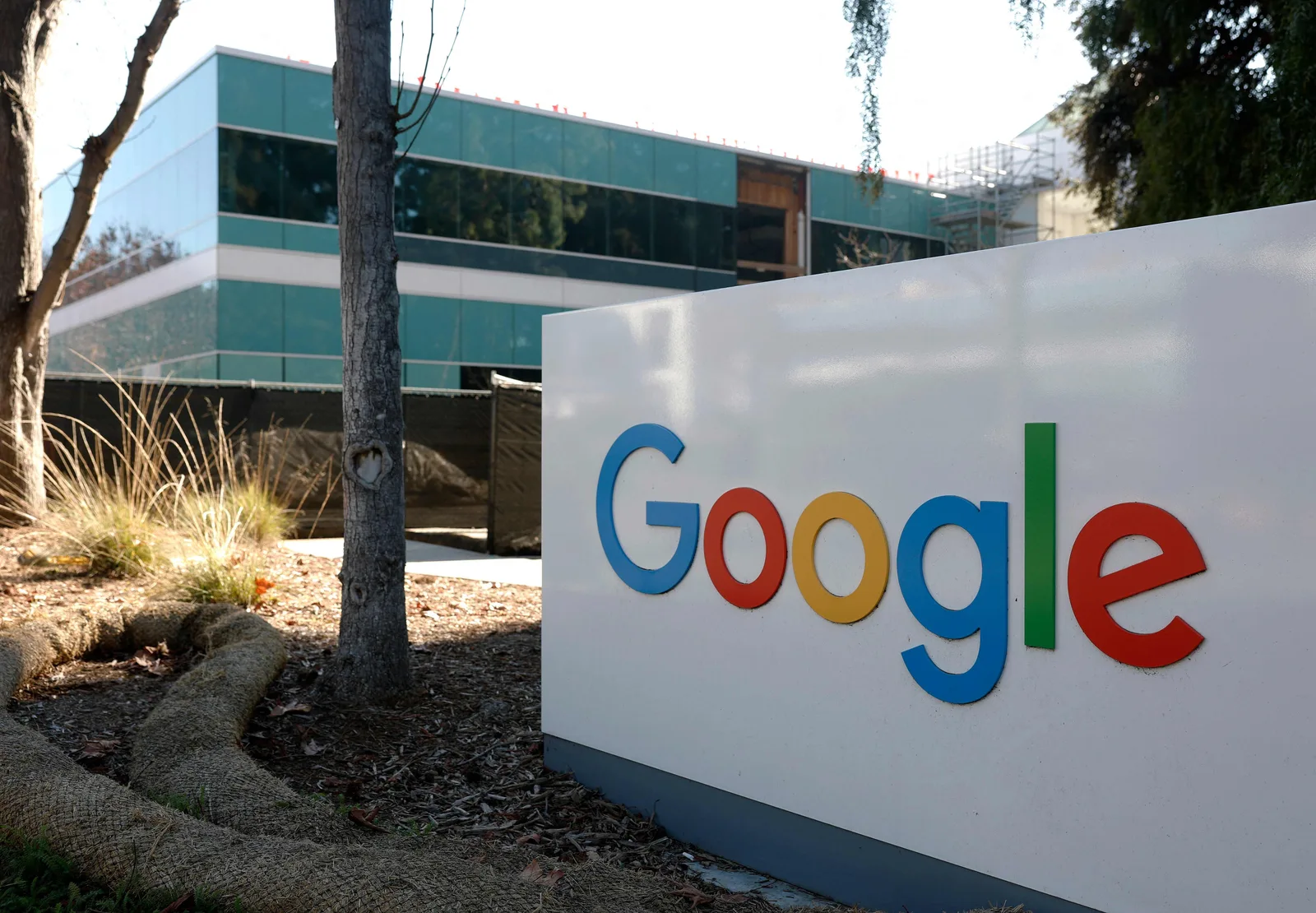 Sediul Google, simbol al inovației în tehnologie și inteligență artificială.