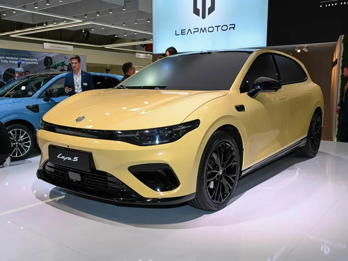 Un vehicul Leapmotor galben expus la un eveniment auto, evidențiind designul modern și tehnologia avansată.