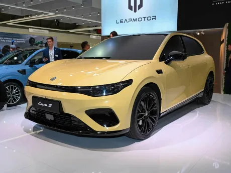 Un vehicul Leapmotor galben expus la un eveniment auto, evidențiind designul modern și tehnologia avansată.