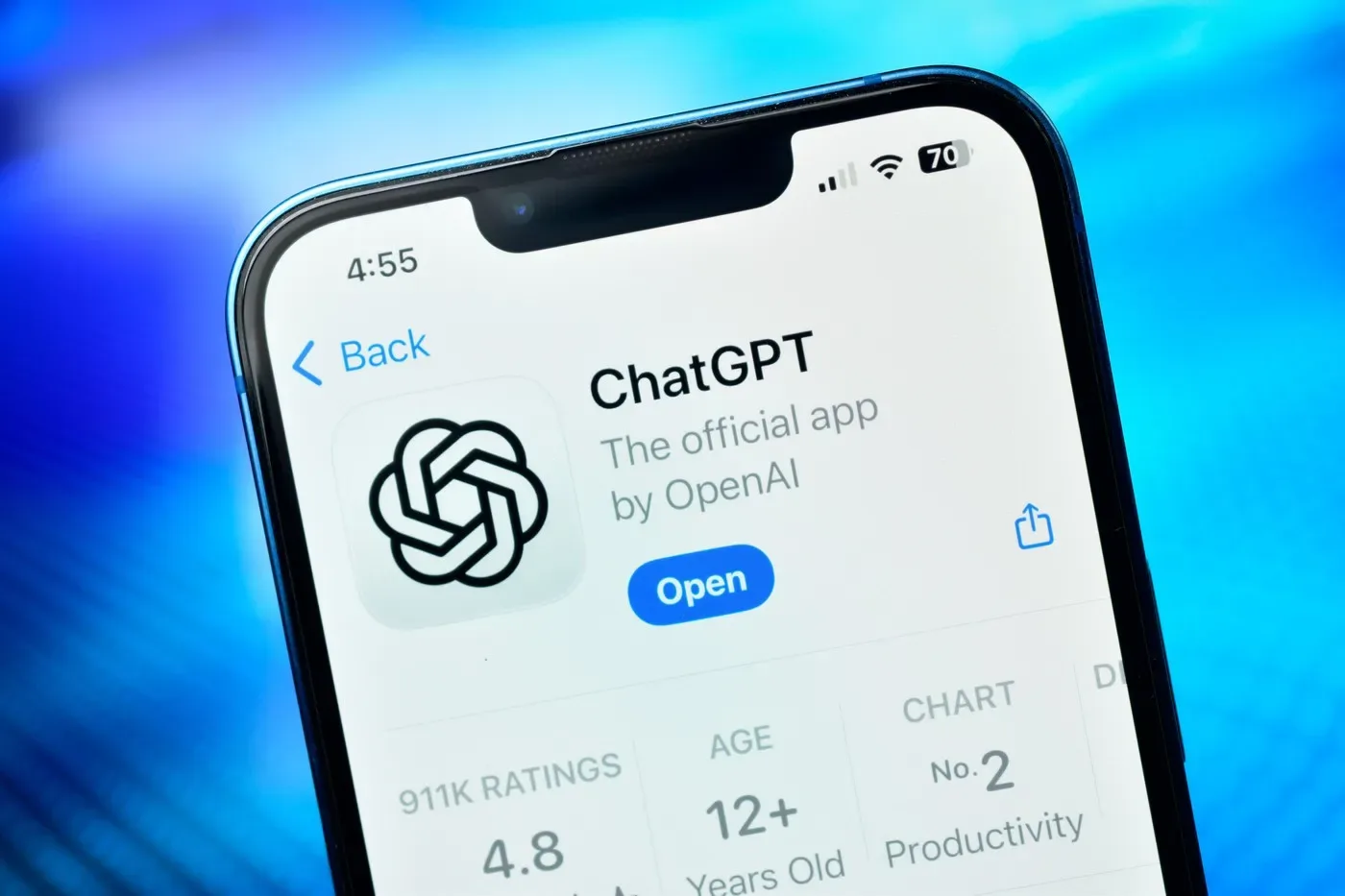 Aplicația ChatGPT pe un telefon mobil, evidențiind popularitatea sa crescută.