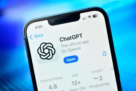 Aplicația ChatGPT pe un telefon mobil, evidențiind popularitatea sa crescută.