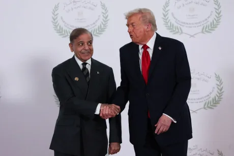 Shehbaz Sharif și Donald Trump strâng mâinile la o întâlnire.