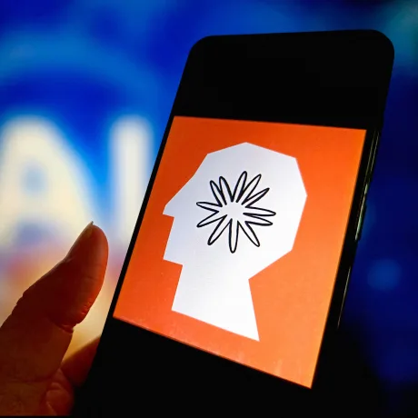 Logo stilizat reprezentând inteligența artificială pe un ecran mobil.