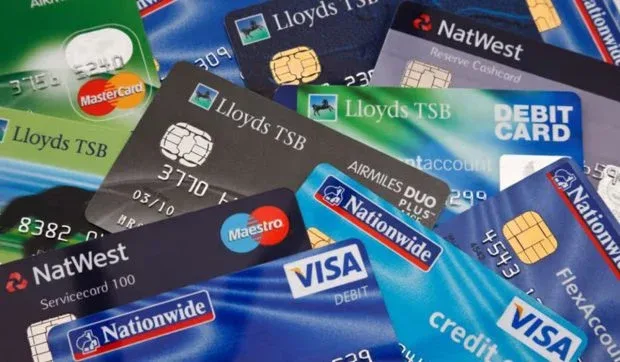 Carduri bancare diverse, folosite în fraude internaționale.