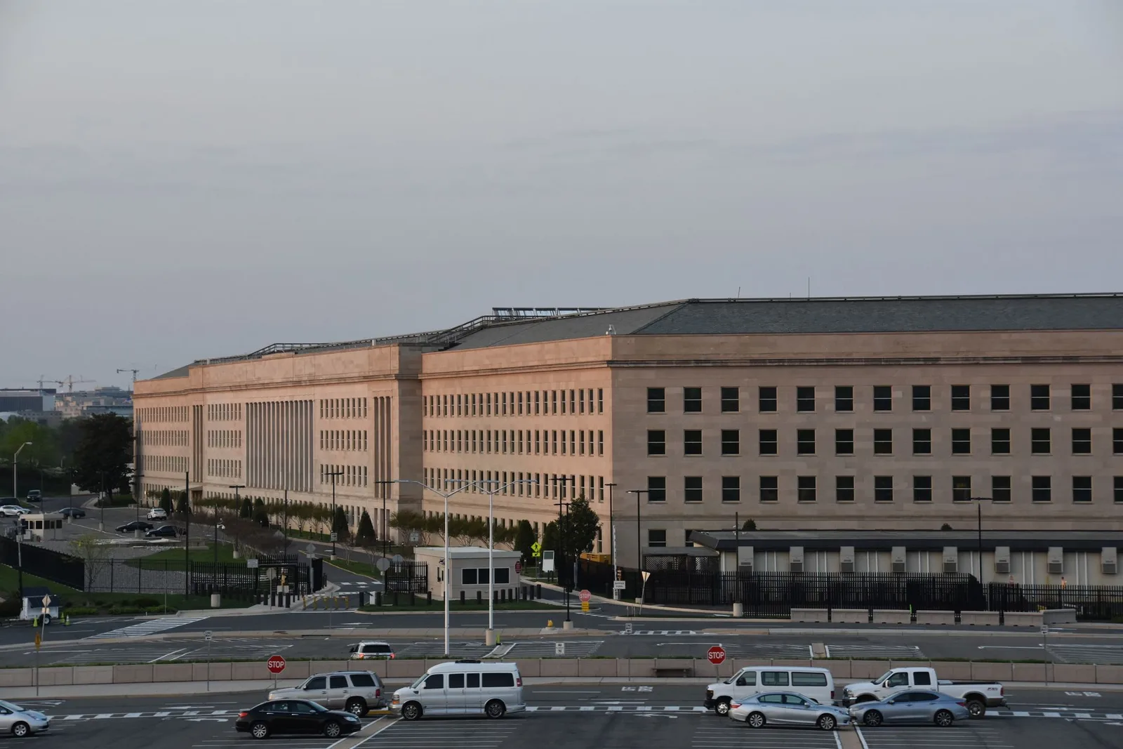 Clădirea Pentagonului, simbol al puterii militare americane, în lumina dimineții.