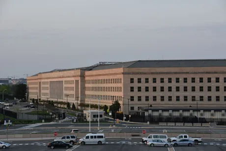 Clădirea Pentagonului, simbol al puterii militare americane, în lumina dimineții.