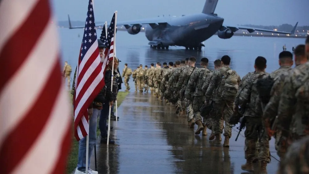 Soldați americani se retrag, lăsând loc forțelor siriene.