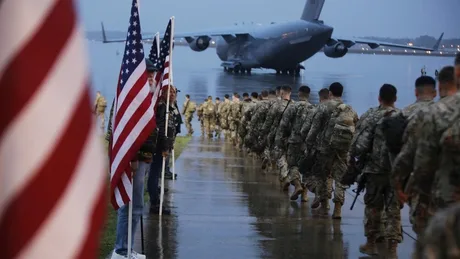 Soldați americani se retrag, lăsând loc forțelor siriene.