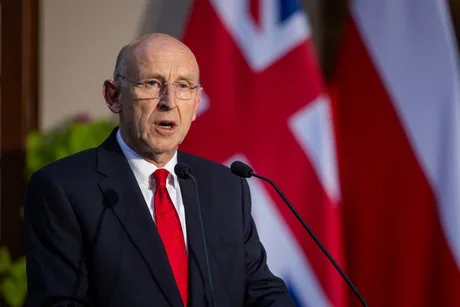 Oficial britanic discutând despre sprijinul financiar pentru Ucraina.