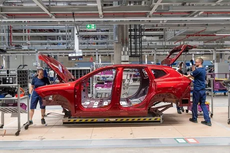 Lucrători la asamblarea unui automobil electric în uzina BMW din Debrecen.
