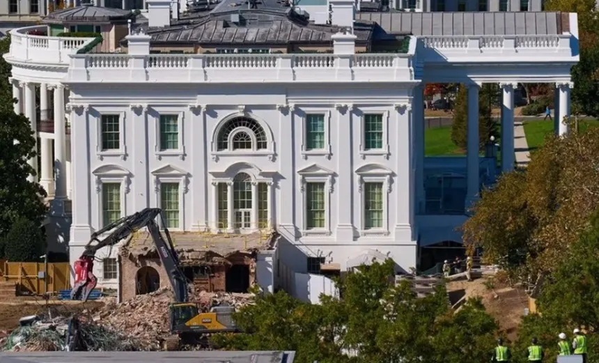 Lucrări de construcție la Casa Albă, cu echipamente și muncitori pe șantier.