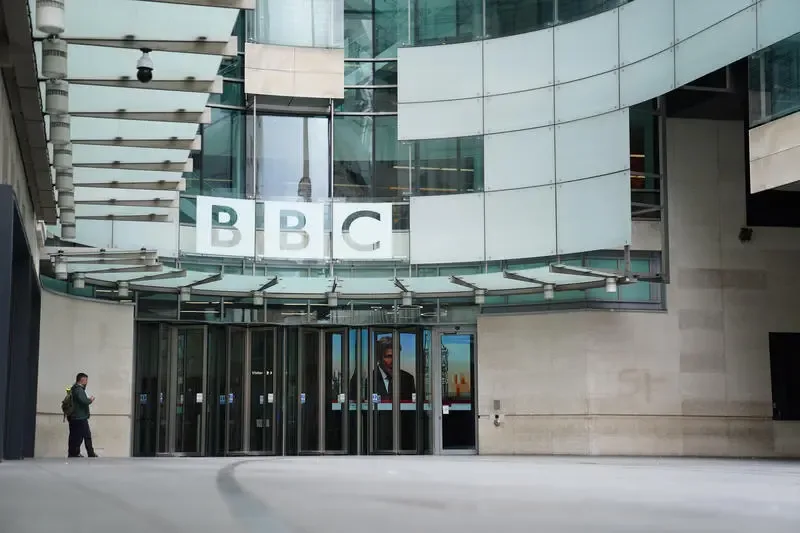 Sediul BBC, simbol al schimbărilor din media britanică.