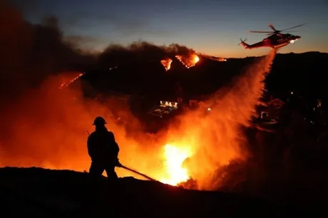 Intervenție aeriană pentru stingerea incendiilor devastatoare din Algeria.