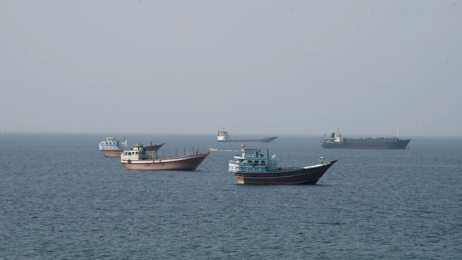 Vase de marfă ancorate în Strâmtoarea Hormuz, într-o zi cețoasă.