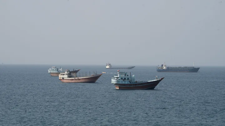Vase de marfă ancorate în Strâmtoarea Hormuz, într-o zi cețoasă.