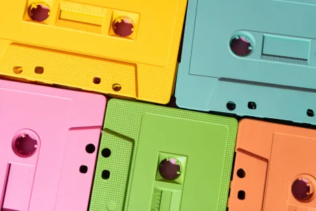 Casete colorate, simbol al muzicii live conservate digital.