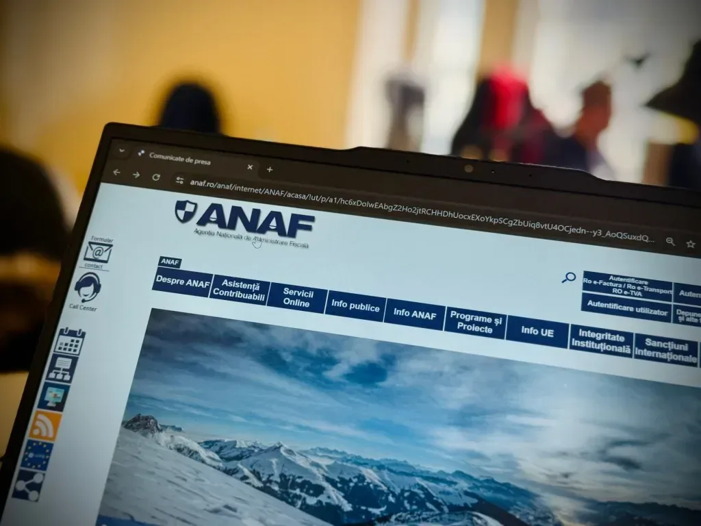 Ecranul unui laptop cu site-ul ANAF deschis, informații fiscale vizibile.
