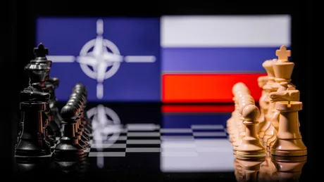 Joc de șah simbolizând tensiunile dintre NATO și Rusia.
