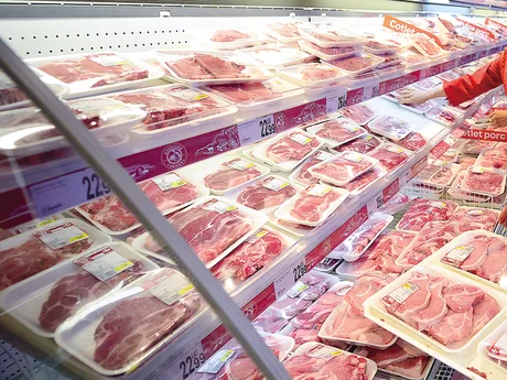 Raft cu produse din carne, evidențiind diversitatea ofertei disponibile.