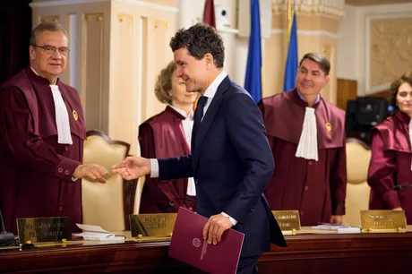 Nicușor Dan interacționează cu judecătorii la Curtea Constituțională.