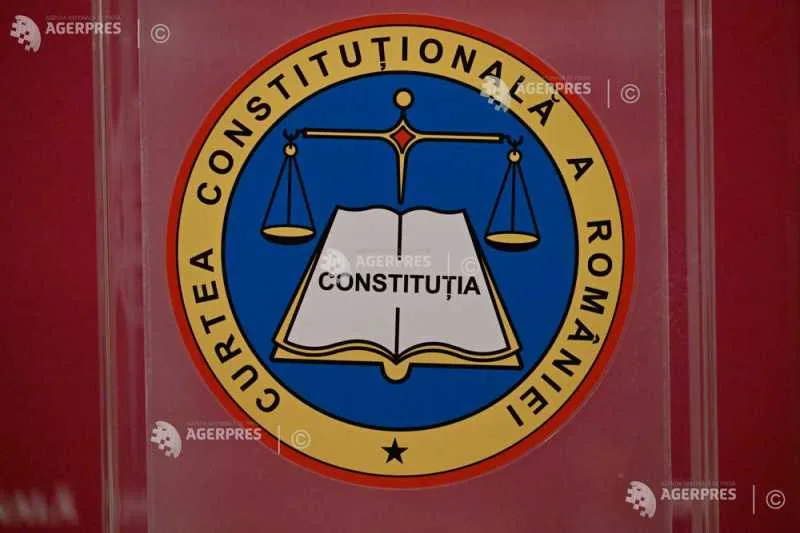 Sigla Curții Constituționale a României pe fundal roșu.