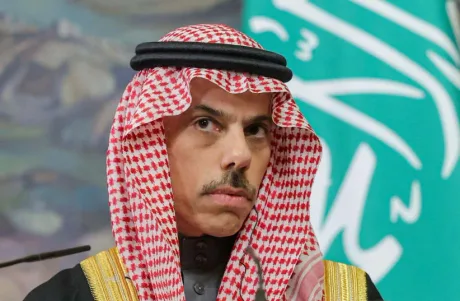Reprezentant saudit discutând despre situația din Yemen.