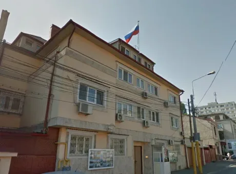 Clădirea consulatului rus din Constanța, cu steagul Rusiei.