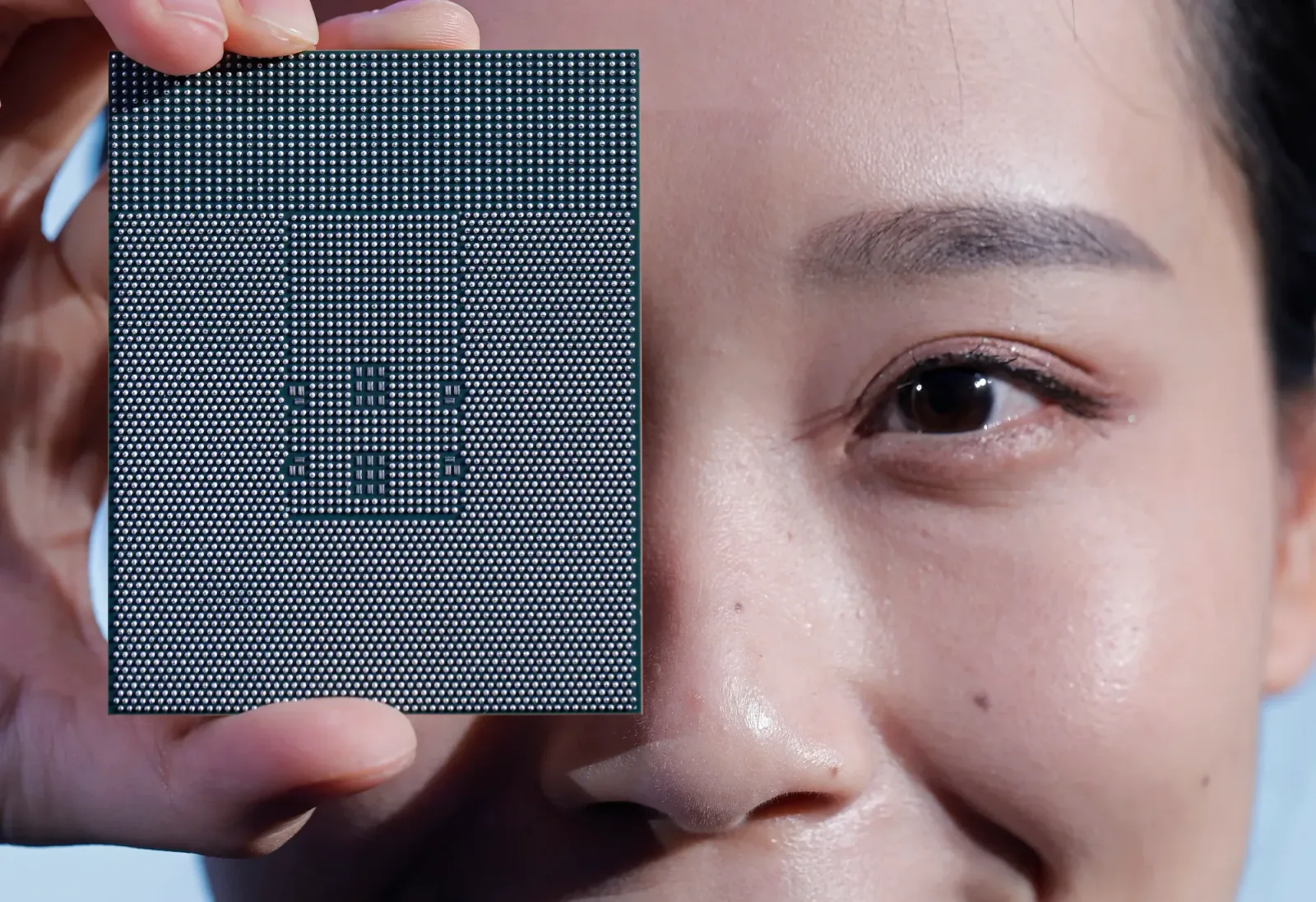 Chip de procesor avansat, simbol al tehnologiei Huawei.