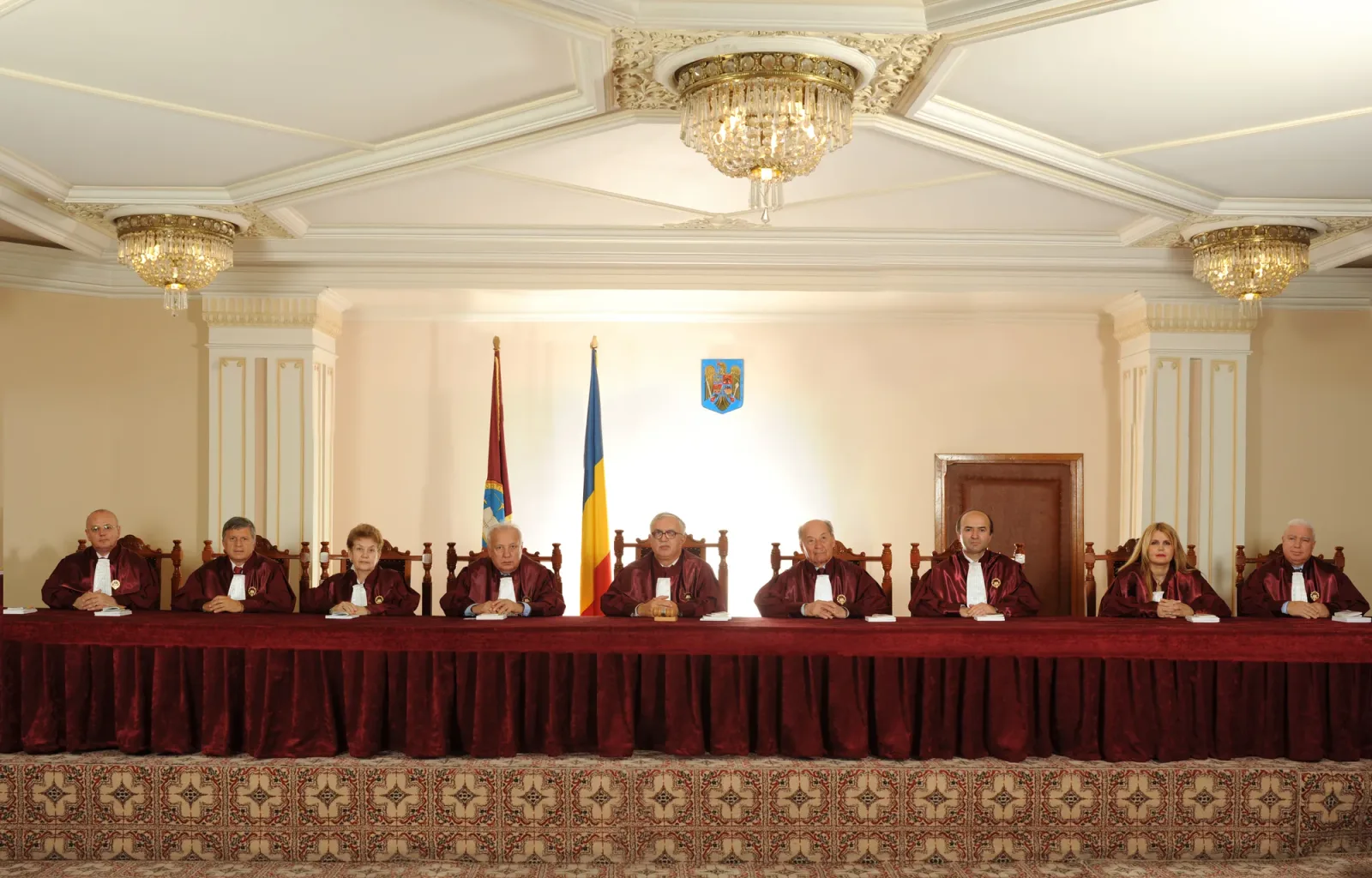 Judecătorii Curții Constituționale în ședință formală.