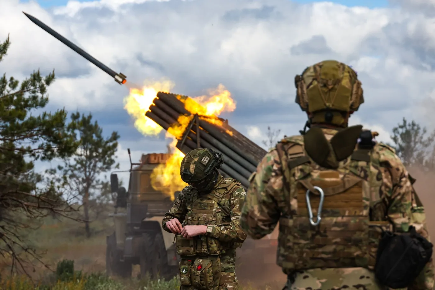 Soldați ucraineni pregătesc lansarea rachetelor în timpul unui conflict militar.