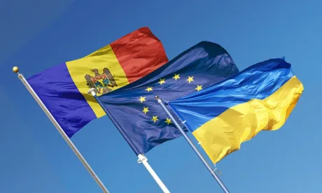 Steagurile Uniunii Europene, Ucrainei și Republicii Moldova fluturând împreună.