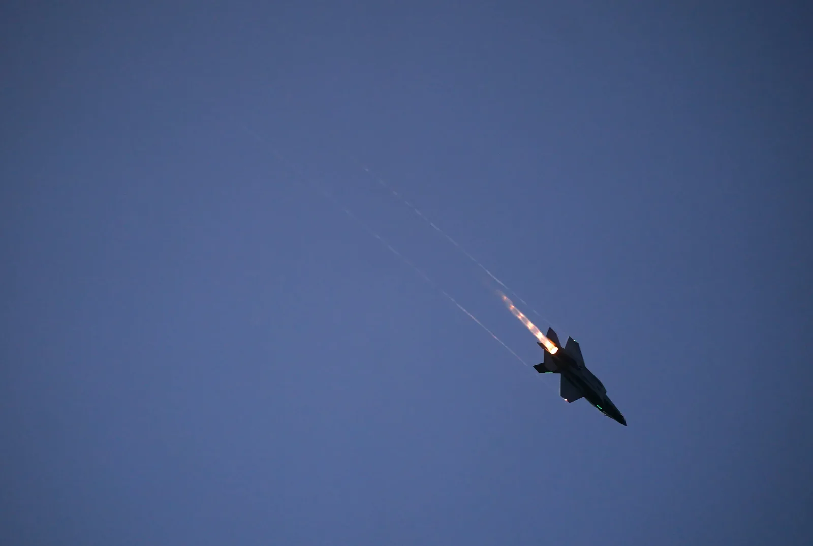 Avion militar american lansând rachete în timpul unei misiuni de atac.