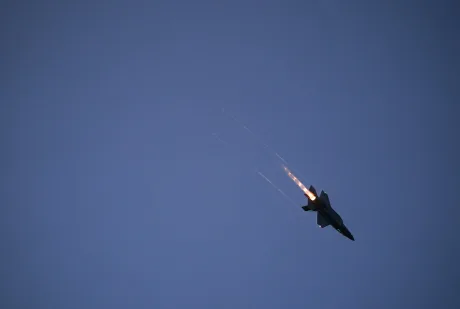 Avion militar american lansând rachete în timpul unei misiuni de atac.